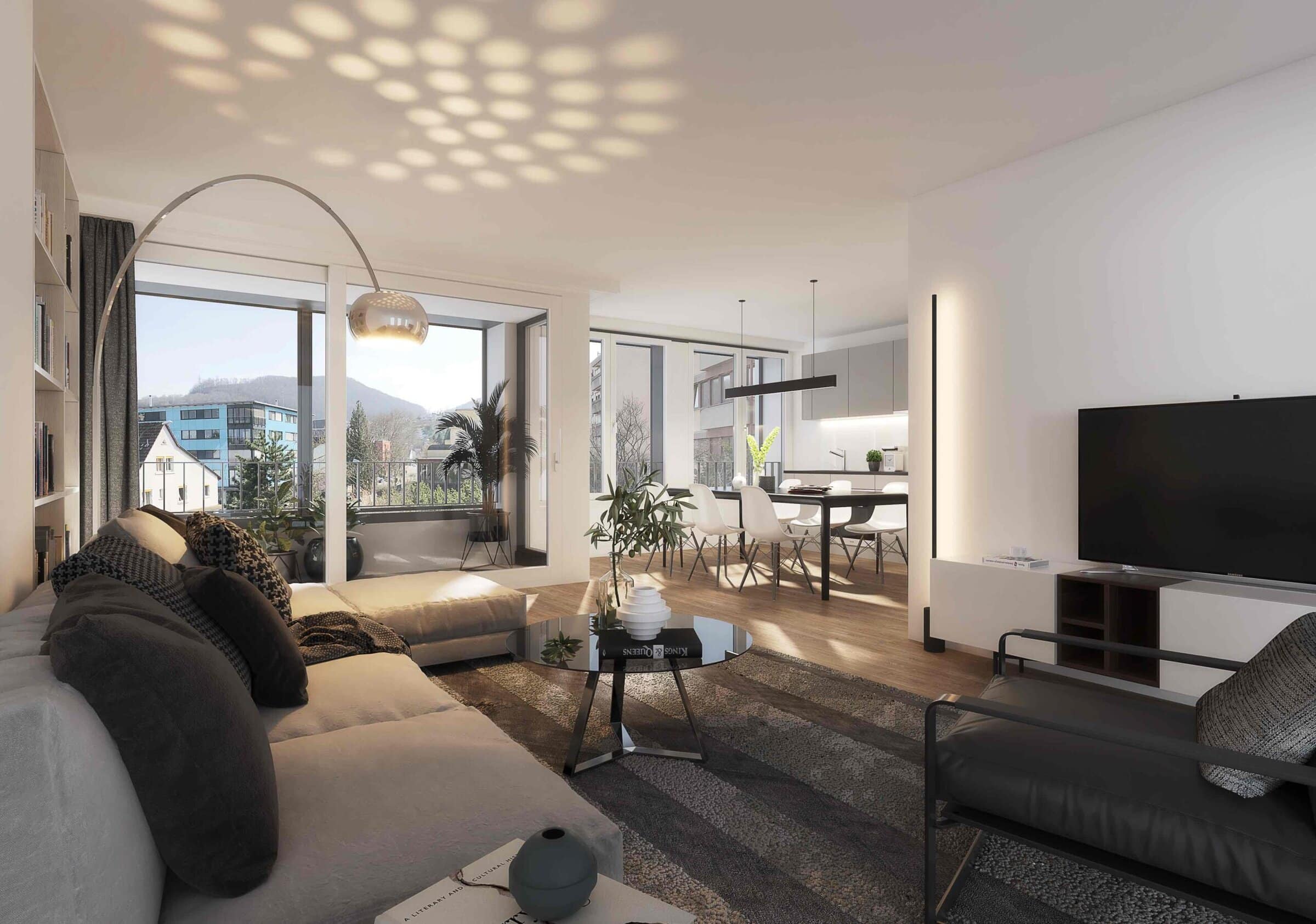 Modernes Wohnzimmer mit neutral getönten Möbeln, einem großen Sektionssofa, einer Stehlampe und einem Couchtisch von Kokon Immobilien. Vom Boden bis zur Decke reichende Fenster lassen natürliches Licht herein und bieten einen Blick auf Gebäude und Berge. Der Essbereich ist im Hintergrund zu sehen.